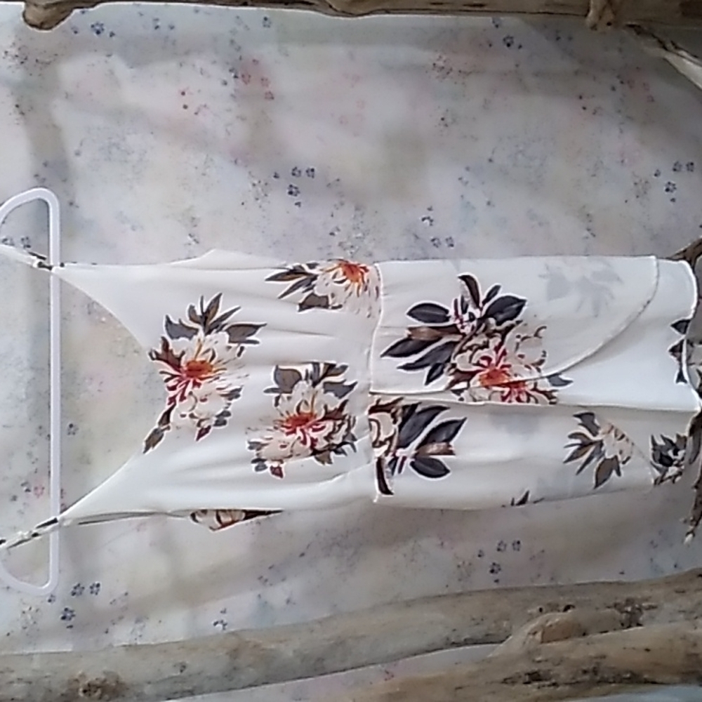 Yoins beautiful floral creamy white textured material, detailed mini dress. XS